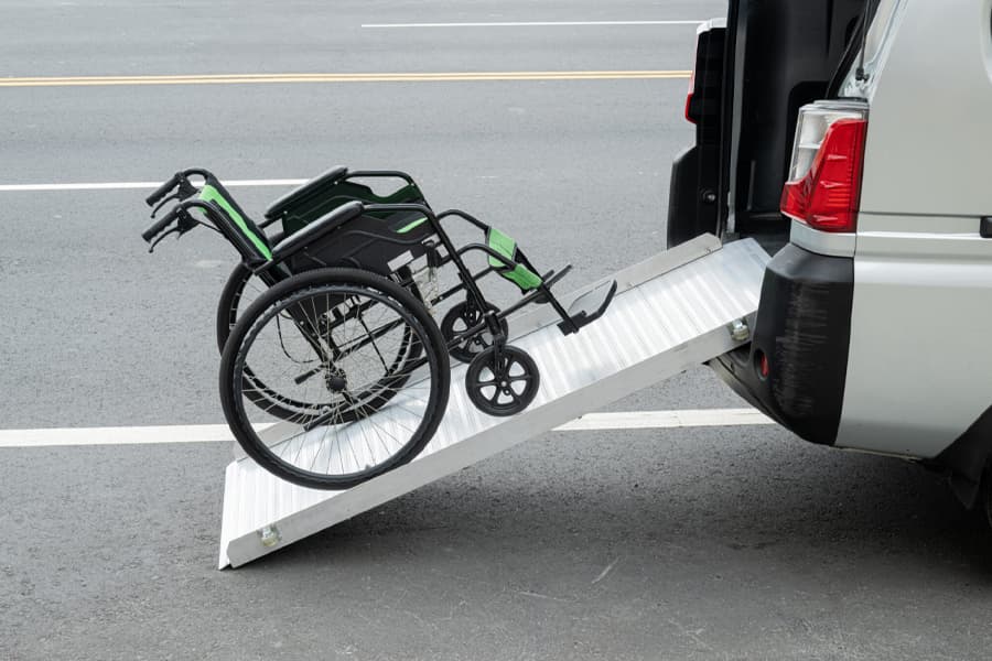 無障礙斜坡板：提升特殊人群生活品質的關鍵設備