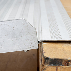 冷鏈運輸必備設備 - 斜坡板專家推薦最適合的鋁合金斜坡板