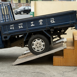 斜坡板廠商推薦：非固定式鋁合金斜坡板的應用與訂做指南